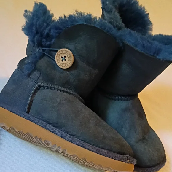 UGG | Shoes | Ugg Navy Shearling Boots With Button Accent  display picture 2
